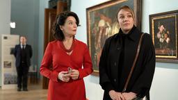 Anna (Alwara Höfels, re.) spricht mit der Museumsleiterin Alexandra von Reuten (Julia Stemberger).