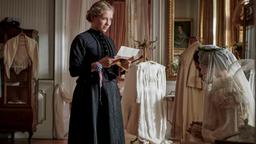 Anna (Lena Klenke, li.) überbringt Ottilie (Kristin Suckow) an ihrem Hochzeitstag einen Brief von Alexander.