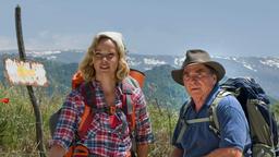 Anna (Ann-Kathrin Kramer) und ihr Vater Horst (Elmar Wepper) erleben die landschaftlichen Schönheiten des Jakobsweges.