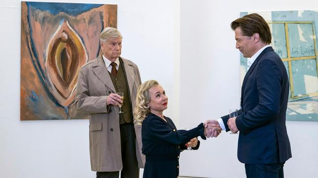 Bild: ARD Degeto/Thomas Dietze Annäherungsversuch: Eva (ChrisTine Urspruch, Mitte) mit Hanno (Wolfram Grandezka, re.) und ihrem Vater Werner (Jochen Busse, li.).
