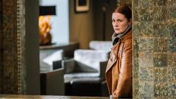 Anne Marie Fuchs (Lina Wendel) beschattet Marina Höfel und Boris Sokolow.