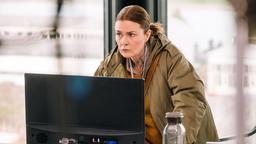 Anne Marie Fuchs (Lina Wendel) besorgt sich am PC des Toten fallrelevante Informationen.
