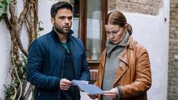 Anne Marie Fuchs (Lina Wendel, re) und Youssef El Kilali (Karim Chérif, li) finden einen Hinweis in der Wohnung der Toten.