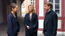 Anne (Henriette Richter-Röhl, li.) streitet mit ihrem Bruder Matthias (Max von Pufendorf) und ihrer Mutter Käthe (Leslie Malton) über die Zukunft des Weingutes.
