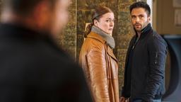 Anne (Lina Wendel, li) und Youssef (Karim Chérif, re) beobachten, wie Sokolow im Hotel Radschläger eincheckt.