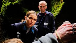 Annett Schuster (Kristin Suckow) und Jan Kawig (Bernhard Conrad) finden eine zweite Leiche in einem Waldstück.