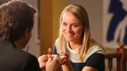 Anni Sulmtaler (Anna Unterberger) ist im Flirt-Modus.