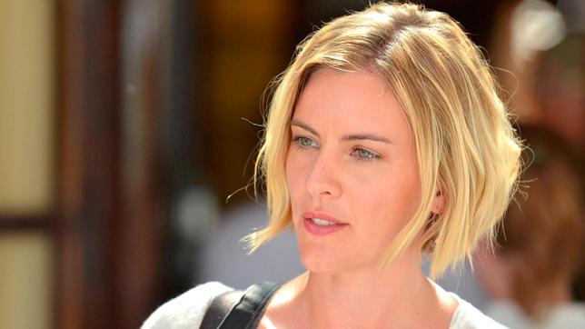 Bild: ARD Degeto/Yellow Bird Annika Bengtzon (Malin Crépin) recherchiert in Spanien.