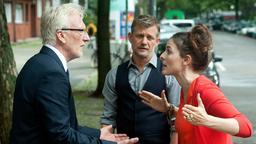Anton (Ernst Stötzner, li.) übertreibt mal wieder! Seine Kinder Marie (Leonie Parusel) und David (Andreas Guenther) sind von dem Super-Papa genervt und "kündigen" ihre Patenschaft von Anton's Sohn Otto.