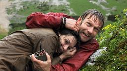 SCHATTEN DER ERINNERUNG: Anton (Thure Riefenstein) und Lena (Julia Stemberger) versuchen einen Erdrutsch zu verhindern.