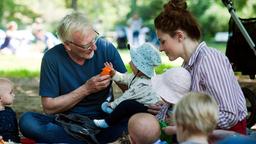 Anton (Ernst Stötzner) und seine Tochter Marie (Leonie Parusel) verbringen viel Zeit mit den Babys im Park...