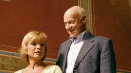 Antonia (Uschi Glas) ist hingerissen von dem netten Karl Feiler (Dietrich Hollinderbäumer), der in das finanziell angeschlagene Hotel großzügig investieren will.