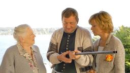 Antonia (Uschi Glas, re.) und Regina (Ruth Drexel) erteilen Wanner (Maximilian Krückl) den Auftrag, einen Dieb zu jagen, doch Wanner kann nicht mit Waffen umgehen.