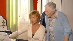 Antonia (Uschi Glas, li.) und Regina (Ruth Drexel) schnüffeln im Laptop eines Hotelgastes und finden dabei heraus, dass dieser gegen sie etwas im Schilde führt.