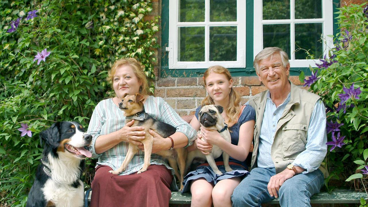 Antonia Wiedemann (Marianne Sägebrecht) kümmert sich um Tiere aller Art. Der Tierarzt Dr. Rafael Hansen (Siegfried Rauch) vertraut ihr sogar ein krankes Pferd an. Auch für ihre Nichte Lisa (Isolda Dychauk) ist Platz.