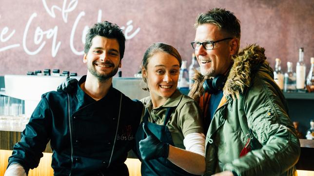 Arbeitsfoto: Regisseur Michael Rowitz mit Aaron Karl und Anke Retzlaff.