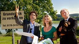 Architekt Müller (Christian Rogler, li.) erläutert Siegfried (Günther Maria Halmer) und Irene (Ann-Kathrin Kramer) seine Pläne für das zu bebauende Grundstück.