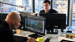 Armin (Francis Fulton-Smith, re.) lässt sich von seinem Kollegen Marc (Simon Licht) im Büro unterbuttern.