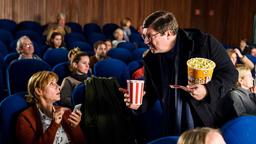 Armin (Francis Fulton-Smith) lernt Tina (Carin C. Tietze) im Kino kennen.