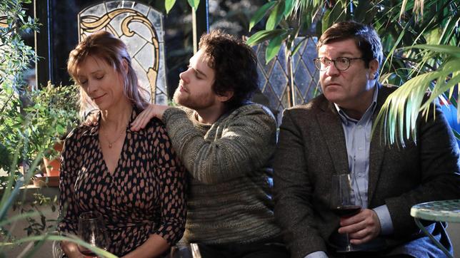 Bild: ARD Degeto/Frank W. Hempel Armin (Francis Fulton-Smith, re.) und Hendrik (Florentin Will) rivalisieren um die Gunst von Tina (Carin C. Tietze)