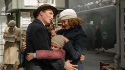 Arthur Kemper (Oliver Masucci, li.) begrüßt seine Frau Dorothea (Carla Juri) und Anna (Riva Krymalowski) in der Schweiz.