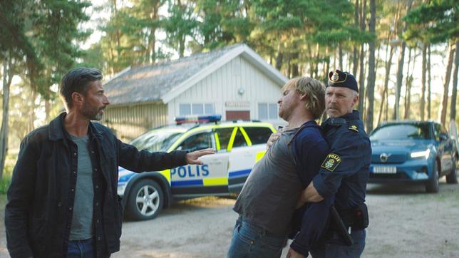 Bild: ARD Degeto/TV4 Arvidsson (Peter Perski, li.) nimmt Fredde Nykvist (Victor Ståhl Segerhagen, Mitte) fest.