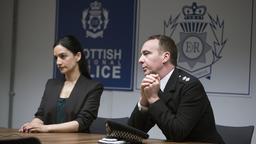Asha Israni (Archie Panjabi, li.) von der Glasgower Polizei leitet ein geheimes Zeugenschutzprogramm.