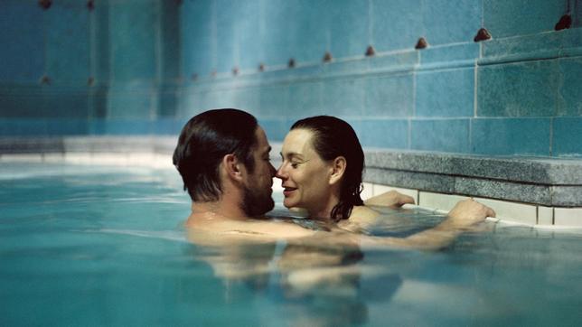 Bild: WDR/Flare Film/Reinhold Vorschneider Astrid (Christiane Paul) und Paul (Ronald Zehrfeld) planschen verliebt im Wellness-Becken des Luxushotels in Budapest.