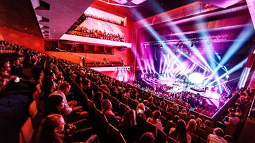Bild: SWR/Paul Gärtner Auch dieses Jahr treten im Festspielhaus in Baden-Baden wieder viele Stars beim "SWR3 New Pop Festival - Das Special" auf. Bei der Veranstaltung wird der SWR3 New Pop Award an die oder den spannendsten Newcomer verliehen.