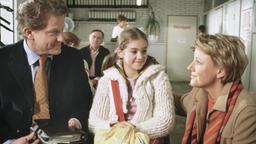 Auch Töchterchen Luzie (Diane Siemons Willems) mag Astrids (Mariele Millowitsch) neuen Freund Felix (Miroslav Nemec).