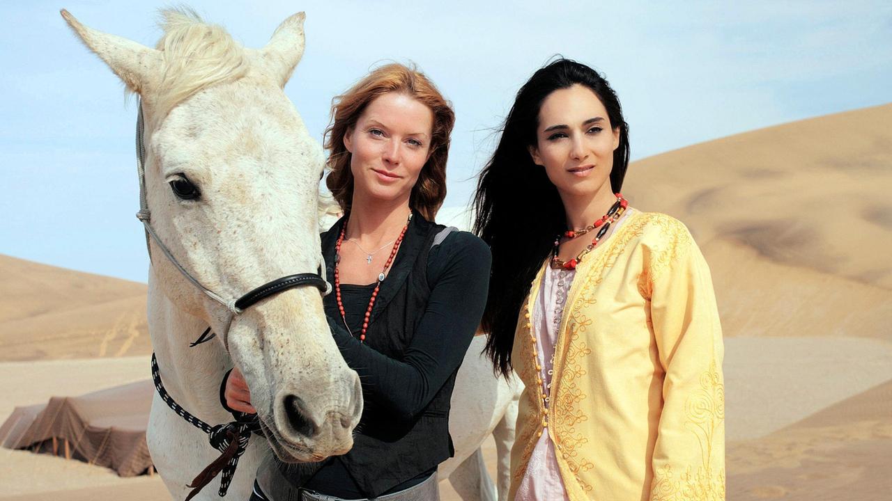 Auf Bitten ihrer Freundin Reissa (Asli Bayram) ist Sina (Esther Schweins) nach Dubai gereist.
