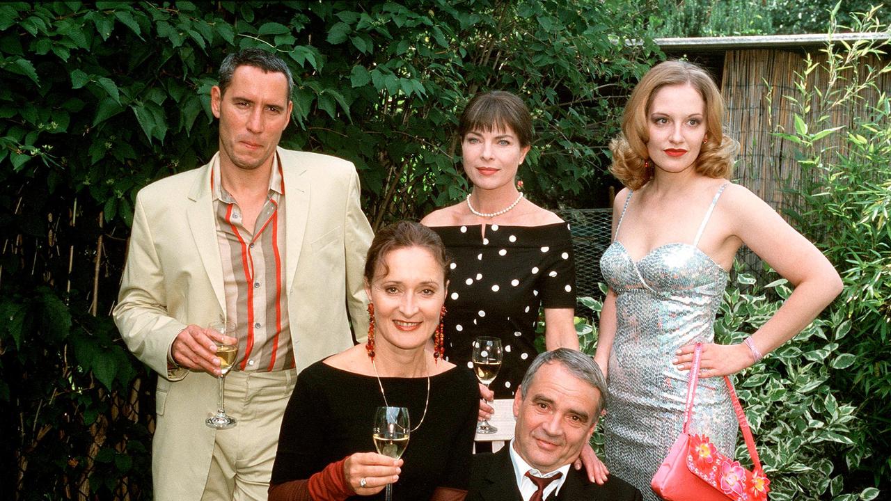 Auf das alltägliche Beziehungschaos! Eheleute, Liebhaber und Geliebte auf einer Party, die zum Wendepunkt im Leben der Schweizers wird: der Möchtegern-Schriftsteller Richard (Ralph Herforth, li.), die beste Freundin Ulrike (Eleonore Weisgerber, 2. v. li.), Ellen (Gudrun Landgrebe, 3. v. li.), ihr Mann Donald (Walter Kreye, 2. v. re.) und dessen "Kollegin" Lisette (Luci van Org, re.).