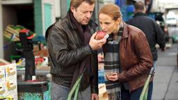 Auf dem Markt suchen Sternekoch Frank (Roland Koch) und seine Frau Linda (Julia Jäger) nach den besten Produkten.