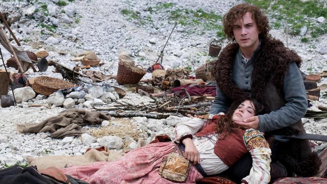 Bild: ARD Degeto/Ziegler Film/Erika Hauri Auf dem Weg über die Alpen findet Richard (Samuel Schneider) die schwerverletzte Zigeunerin Saviya (Helen Woigk).