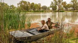 Auf dem Weg zu ihrem besonderen Ort: Svenja (Anneke Kim Sarnau) mit Kalti (Aaron Pedersen) in der australischen Flusslandschaft.