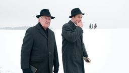 Auf dem Weg zur Kirche spricht der Hopfenbauer Paul (Marcus Mittermeier, re.) mit seinem Vater Xaver Moosbacher (Wolfgang Hübsch).