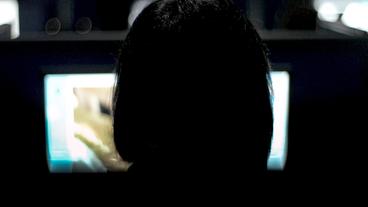 Bild: WDR/gebrueder beetz filmproduktion Moderator vor dem Bilschirm
