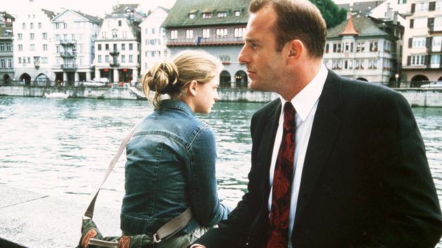 Auf der Flucht vor der Polizei finden Michael Mühlhausen (Heino Ferch) und seine Tochter Hannah (Nadine Fano) in Zürich Unterschlupf.