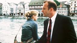 Auf der Flucht vor der Polizei finden Michael Mühlhausen (Heino Ferch) und seine Tochter Hannah (Nadine Fano) in Zürich Unterschlupf.