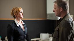 Auf der Suche nach dem Untergetauchten: Kommissar Jimmy Perez (Douglas Henshall) vernimmt Claire McGuire (Jenni Keenan Green).