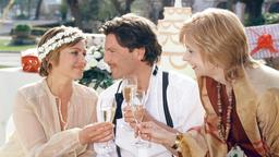 Auf eine glückliche Zukunft: Ulrike (Jennifer Nitsch, li.), ihr frisch angetrauter Ehemann Pablo (Francis Fulton-Smith) und ihre Mutter Hanne (Ursela Monn).