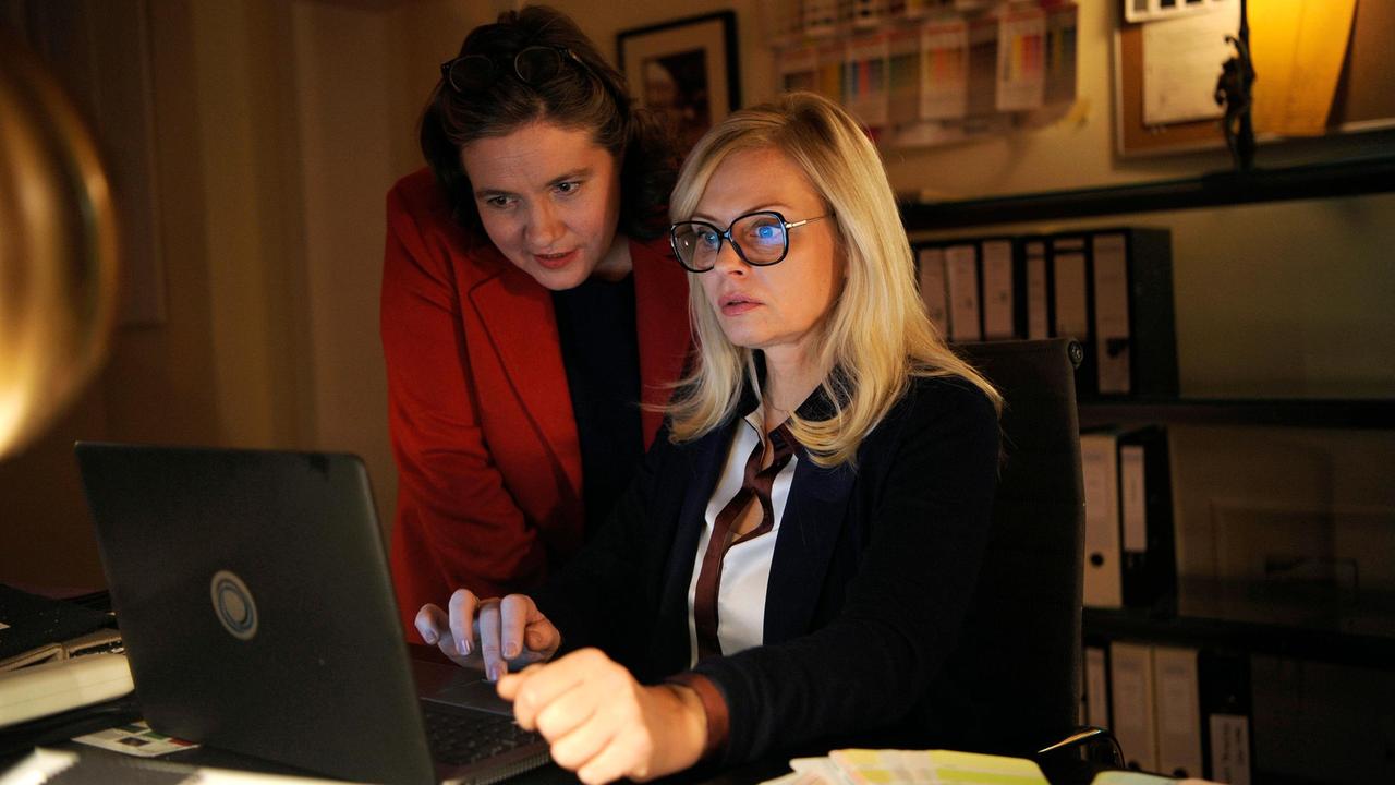 Auf Karin (Susanna Simon) und Mascha (Meike Droste, li.) wartet viel Arbeit.