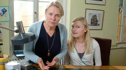 Auf "Vatersuche": Gabriela (Johanna Christine Gehlen, re.) und Edda (Petra Kelling).