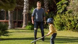 Aus dem ewigen Junggesellen wird ein häuslicher Papa: Für Richard (Pierce Brosnan) wird der kleine Jake (Duncan Joiner) zum Mittelpunkt seines Lebens.