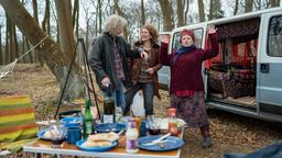 Ulf, Eva und Renate, alle in ihren Siebzigern, feiern ausgelassen während eines Camping-Trips in Polen.
