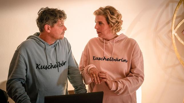 Ausgefallenes Geschäftsmodell: Sonja von Breuer (Elena Uhlig, re.) leitet zusammen mit ihrem Mann Elmar (Fritz Karl, li.) Kuschel-Seminare.