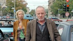 Aushilfspflegerin Jessie (Katja Riemann) will den sturköpfigen "General" (Jürgen Hentsch) dazu bringen, seine Entmündigung anzufechten.