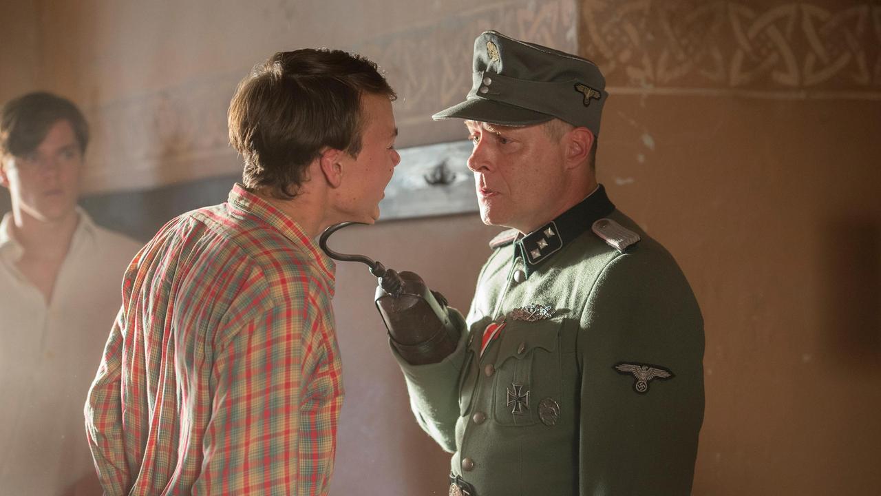Ausreden lässt der Untersturmführer (Andreas Lust) bei der Musterung nicht zu, Bubu (Andreas Warmbrunn) wird das schmerzhaft klargemacht.