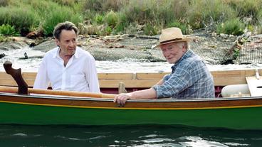 Bild: ARD Degeto/Nicolas Maack Auszeit auf San Erasmo: Brunetti (Uwe Kockisch, li.) lernt auf der Laguneninsel den Bienenzüchter Davide Casati (Hermann Beyer) kennen.