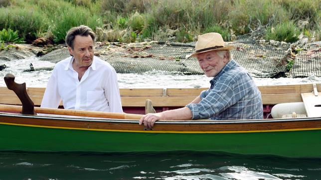Bild: ARD Degeto/Nicolas Maack Auszeit auf San Erasmo: Brunetti (Uwe Kockisch, li.) lernt auf der Laguneninsel den Bienenzüchter Davide Casati (Hermann Beyer) kennen.